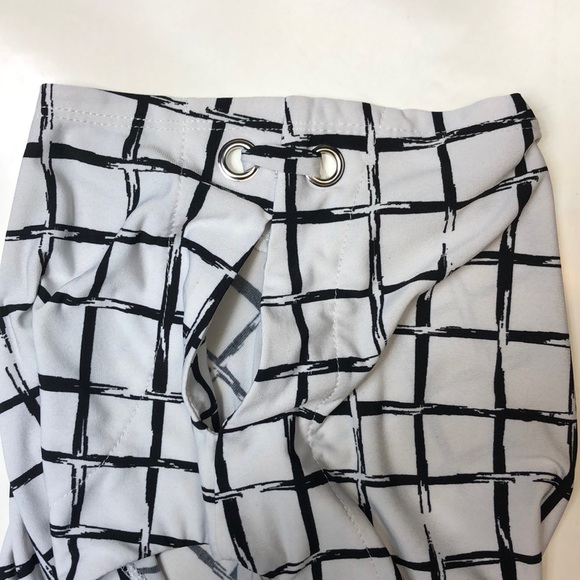 CURE White Black Box Print Open Shoulder Detail Cinch Bottom Hem Short Sleeve - Picture 3 of 9